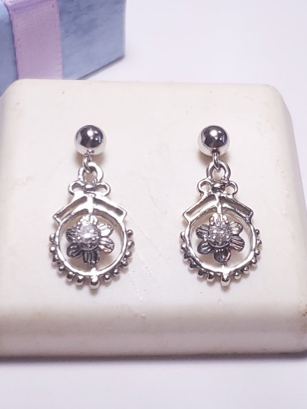 Vintage .10ctw Natural Rd Diamond SI3 H Flower Dangle 14Kt W/Gold Earrings#24293